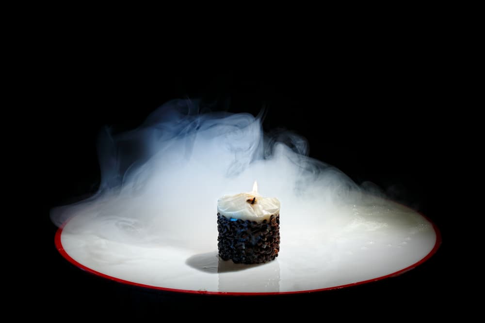 Sólo que, en el caso de las velas negras, si pretendes usarlas para algo malo, te recordamos el poder que tiene el universo de regresarte el dolor, negatividad o malas intenciones que quieras, incluso peor, así que piénsalo dos veces. Es mejor emanar pureza y buena vibra siempre.