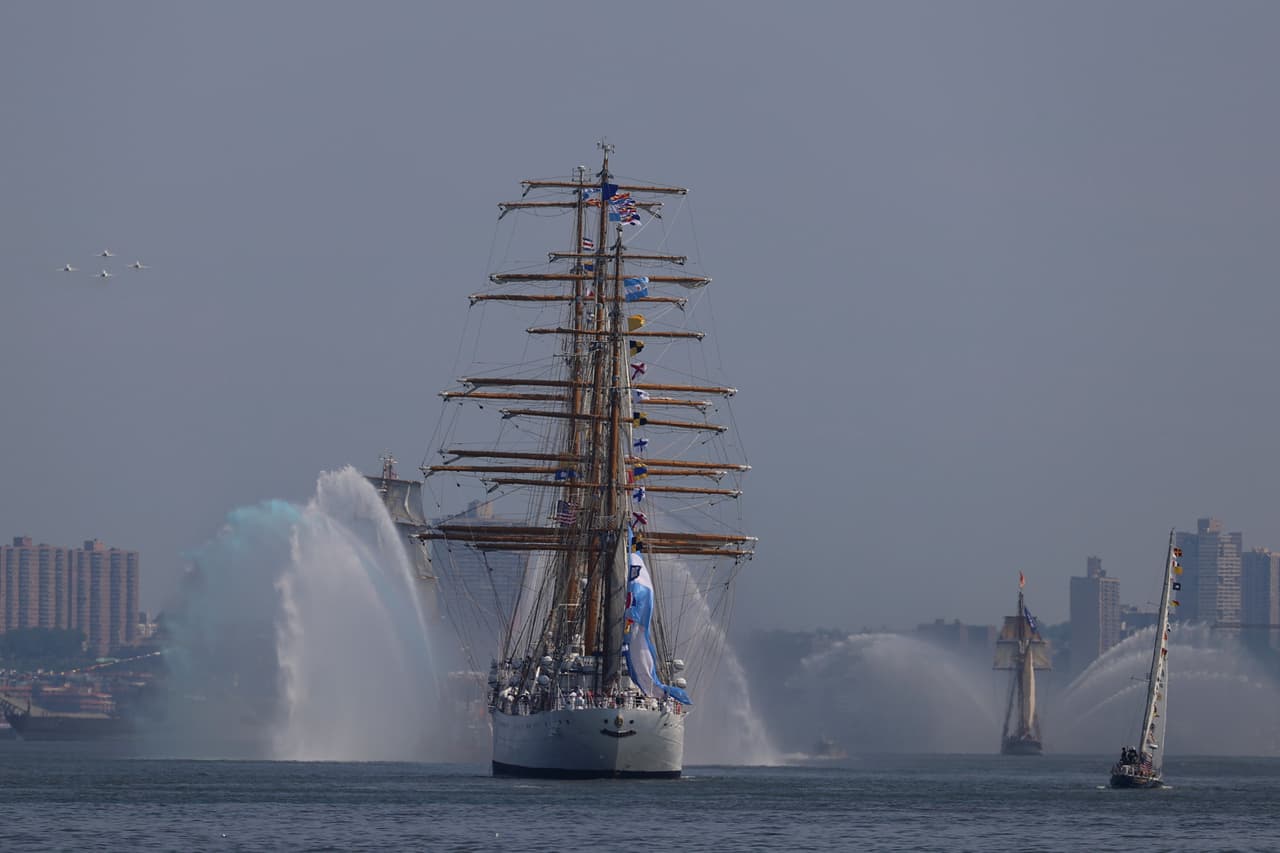 Se rocían cañones de agua mientras el gran velero Ara Libertad de Argentina navega durante el Desfile Internacional de Veleros en el puerto de Nueva York, parte del Sail250, un encuentro de grandes veleros y buques militares, sábado 4 de julio de 2026, en Nueva York.