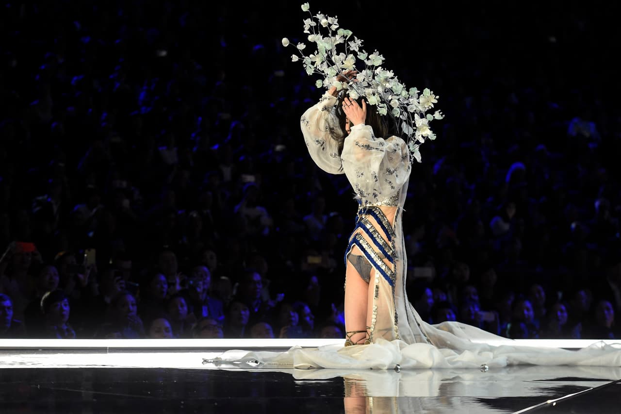 Y aunque no es un pecado caerse, Ming Xi tuvo el percance en su país natal y, aún peor, en la ciudad de donde es originaria.