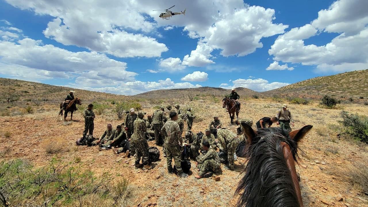 Arizona y Texas piden ayuda a los otros 48 estados para detener el "desastre fronterizo"