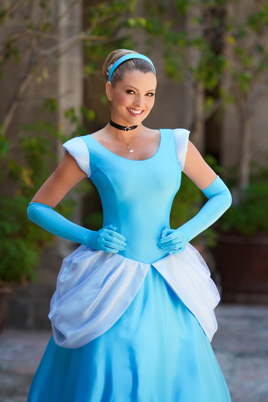 La actriz Marjorie de Sousa colaboró con la Fundación Dr. Sonrisas, que trabaja con menores que padecen cáncer, VIH sida, fibrosis quística, entre otras enfermedades, con el fin de cumplir el sueño de tres niñas que querían conocer a Cenicienta.