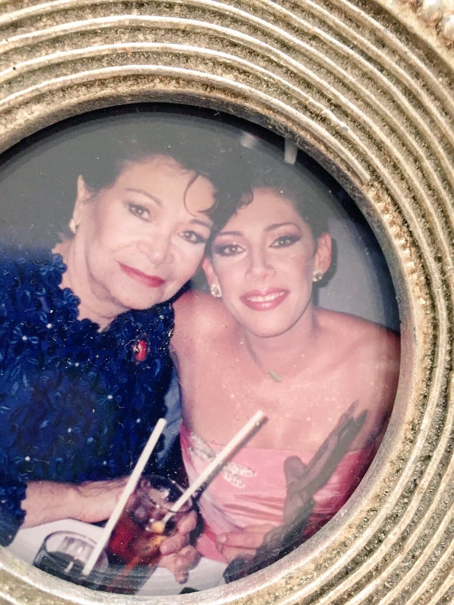 Klitbo atribuye que su caso se debe a la falta de una figura paterna: "Cuando yo lo pienso a distancia es una niña que no tiene papá, de 13 años, metida en una escuela medio tiempo, con un cambio de país, con una mamá que tiene que ver a sus hermanas mayores porque están en una etapa más peligrosa, como decía mi mamá".
<br>