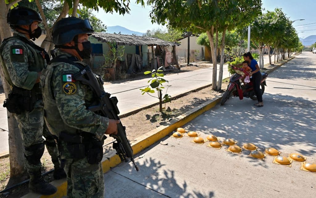 Soldados de las Fuerzas Especiales del Ejército Mexicano patrullan la comunidad Naranjo de Chila, municipio de Aguililla, estado de Michoacán, México, el 18 de febrero de 2022.
