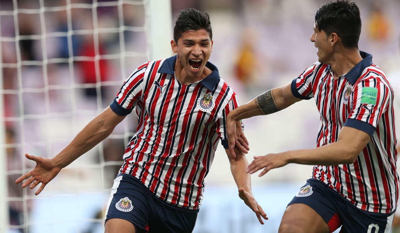 Le cambió el palo al portero del equipo japonés y puso el 1-0 en los Emiratos Árabes.