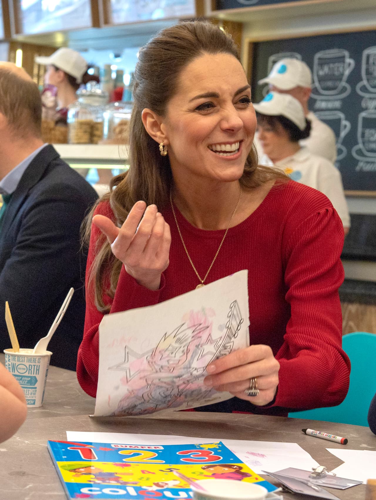 En los años de escuela de Middleton, Evans-Alford fue su entrenadora de netball, un deporte muy similar al basquetbol. Mientras que Alford fue su
<b> maestro de alemán y francés.</b>
<br>