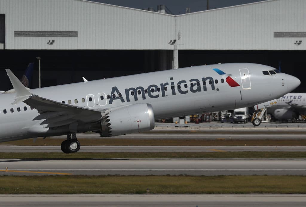 <b>American Airlines.</b> La aerolínea dará a los trabajadores que se vacunen un día extra de vacaciones el año que viene así como 
<a href="https://www.airlinepilotcentral.com/articles/news/do-you-qualify-for-the-american-airlines-vaccine-incentive.html" target="_blank">$50 en puntos de reconocimiento</a>. "Seguimos siendo optimistas de que 2021 será un año de recuperación para los estadounidenses. Todavía no sabemos qué tan rápido regresará la demanda, pero sabemos que las vacunas serán una parte importante de la recuperación", escribieron el director ejecutivo Doug Parker y el presidente Robert Isom en un comunicado.