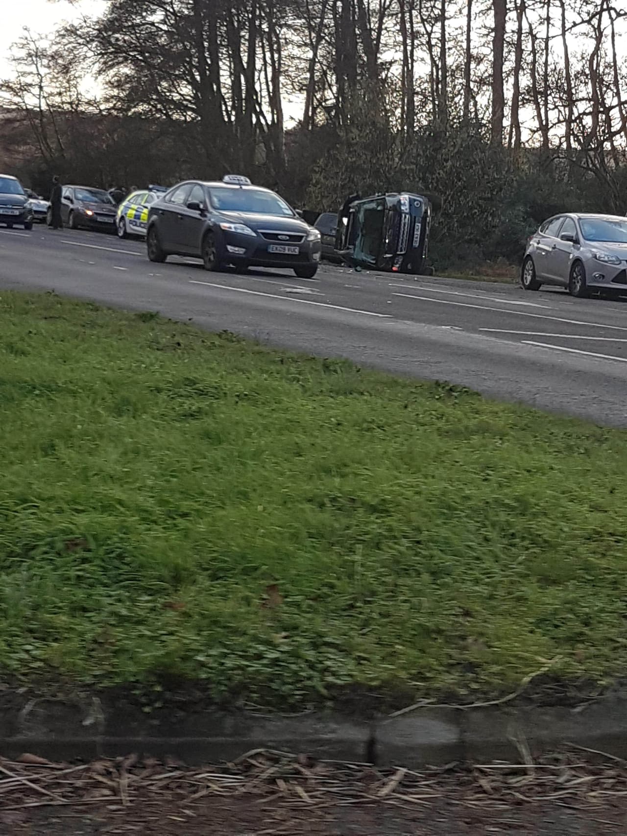 La conductora del Kia, de 28 años, sufrió algunos cortes en la rodilla; mientras que su acompañante de 45 años se fracturó la muñeca. El bebé resultó ileso.