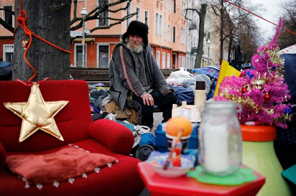 Este indigente llamado Kala vive en las calles del distrito de Kreuzberg, en Berlin, Alemania, y aún así decoró de Navidad. La foto es de este 25 de diciembre.