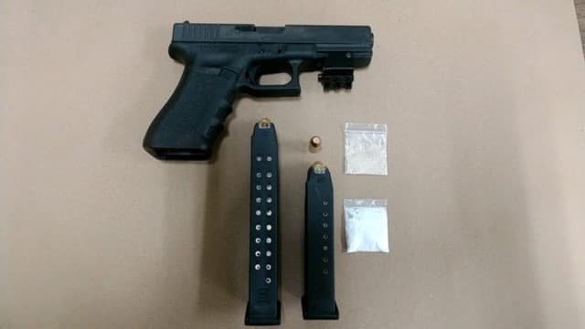 Oficiales encontraron dentro del vehículo a sustancias que se sospechan son MDMA, conocida como éxtasis, cocaína, una pistola, y municiones.