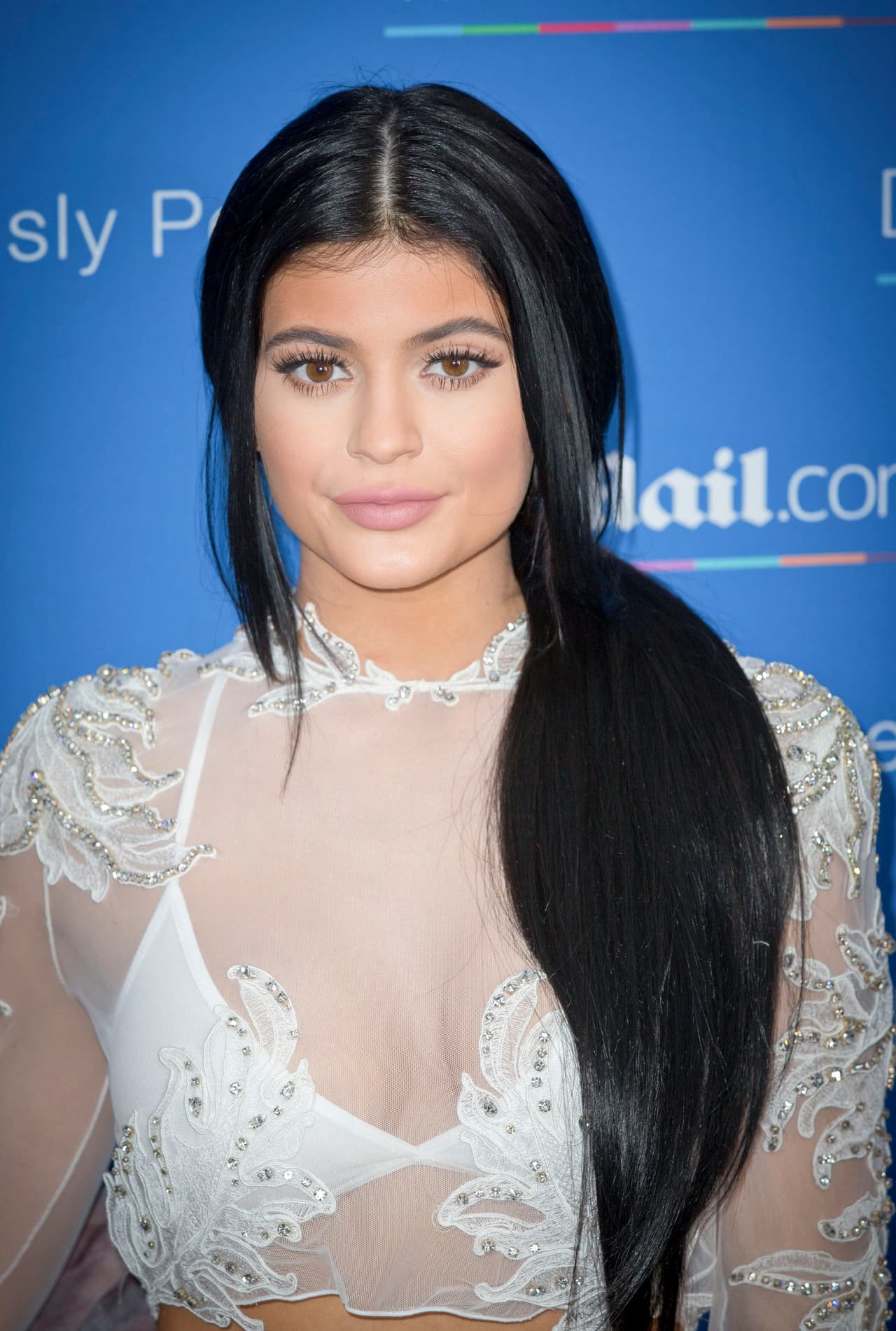 Lució bella con un ligero maquillaje.