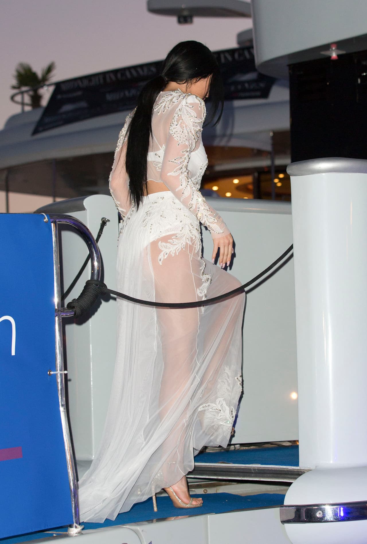 Su "outfit" luce muy parecido al vestido de bodas de su hermanastra Kim.