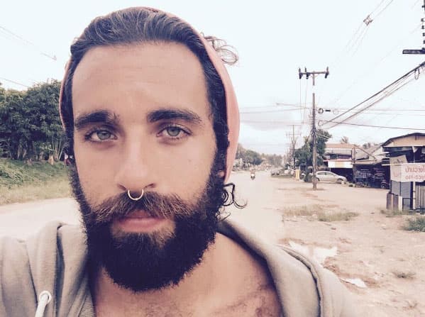 Al irse de viaje a Asia el cabello lo dejó crecer aún más, así como la barba.