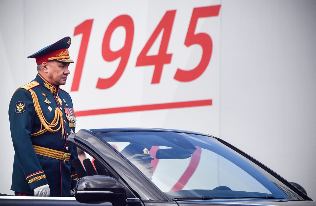 "Las preguntas sobre a quién se puede llamar (al Ejército) comenzaron a fluir a gran escala a través de nuestra línea directa sobre los derechos de los reclutas y los militares”, dijo Pavel Chikov, fundador del grupo de asistencia legal Agora, en la aplicación de mensajería Telegram.
<br>
<br>En la foto, el ministro de Defensa ruso, Sergei Shoigu, es conducido por la Plaza Roja.
<br>