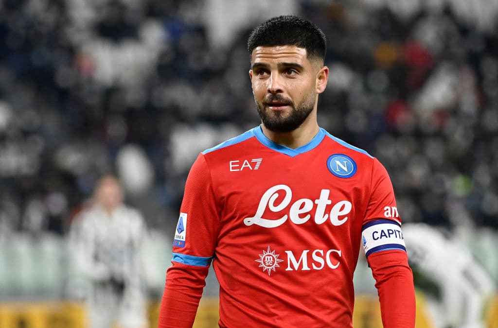 Napoli y Juventus empatan durante la Jornada 20 de la Serie A. Dries Mertens le daba la victoria a los de Spalleti a los 23' minutos, pero Federico Chiesa emparejó el encuentro al minuto 54'. El mexicano Hirving Lozano se perdió el encuentro tras dar positivo a COVID-19.