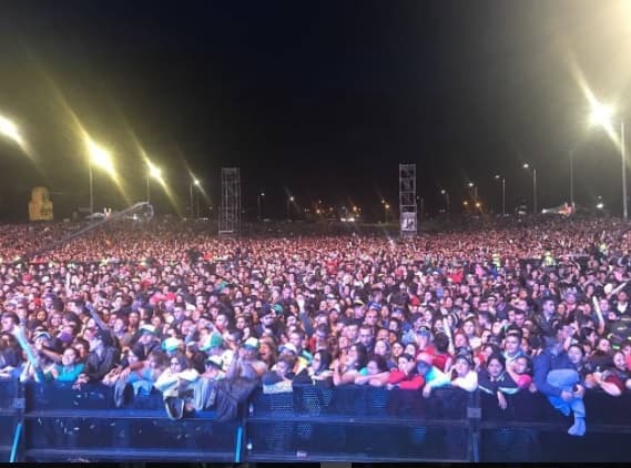 Esta es una postal de la asistencia al Festival La Kalle, un evento gratuito donde se presentan grupos y cantantes locales, así como invitados internacionales, en esta ocasión estuvieron los mexicanos Christian Nodal y Calibre 50.