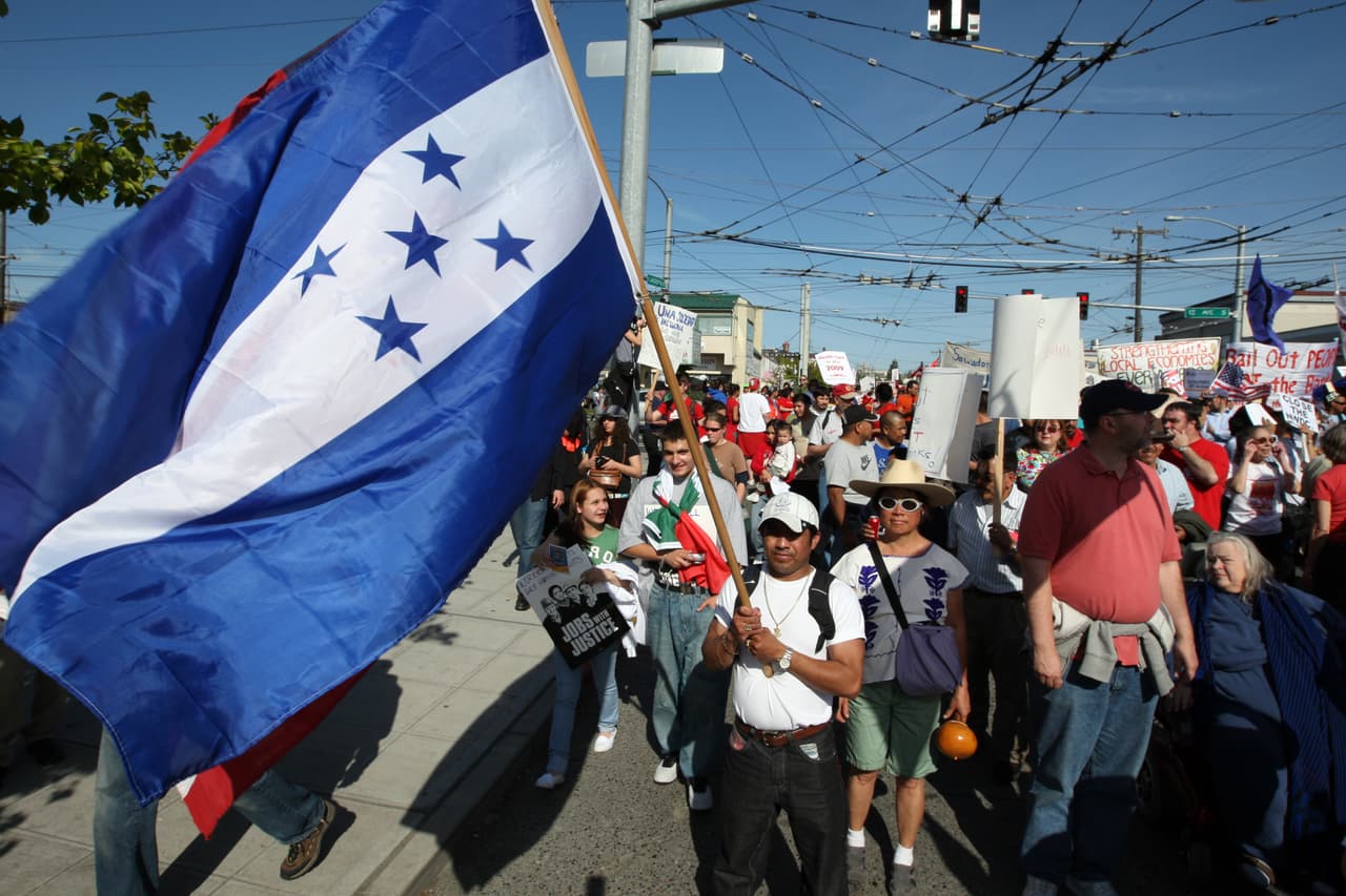 <b>Hondureños.</b> Son 940,000 en Estados Unidos. 11% tiene educación universitaria (número 13 en la lista), 53% son ciudadanos estadounidenses (penúltimos de la lista), el 30% posee casa propia (penúltimos de la lista) y su promedio de edad es de 29 años. Tienen un ingreso anual promedio de 41,000 dólares, 35% no tenía seguro médico en 2017 y 26% vivía en pobreza, en estos tres apartados figuran en el último lugar de la lista de los 15 grupos de origen latino más grandes.