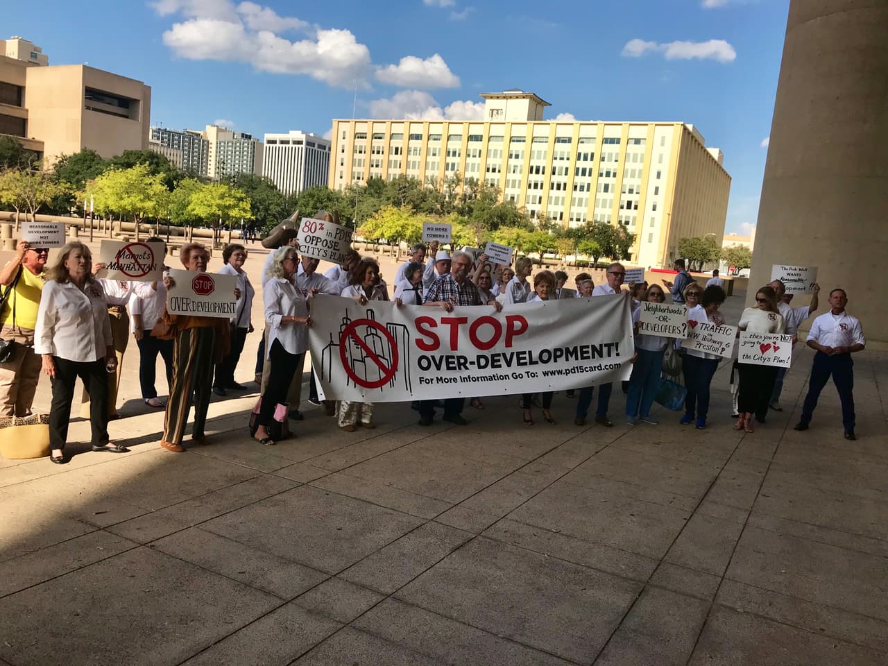 Nancy Ohan, perdió todo en el incendio y explicó que tuvo que seguir pagando la hipoteca a pesar de que su condominio se quemó. Ohan vivió 17 meses en su oficina. El nuevo desarrollo le permitirá vender su terreno, tener dinero y salir adelante.
<br>
<br>