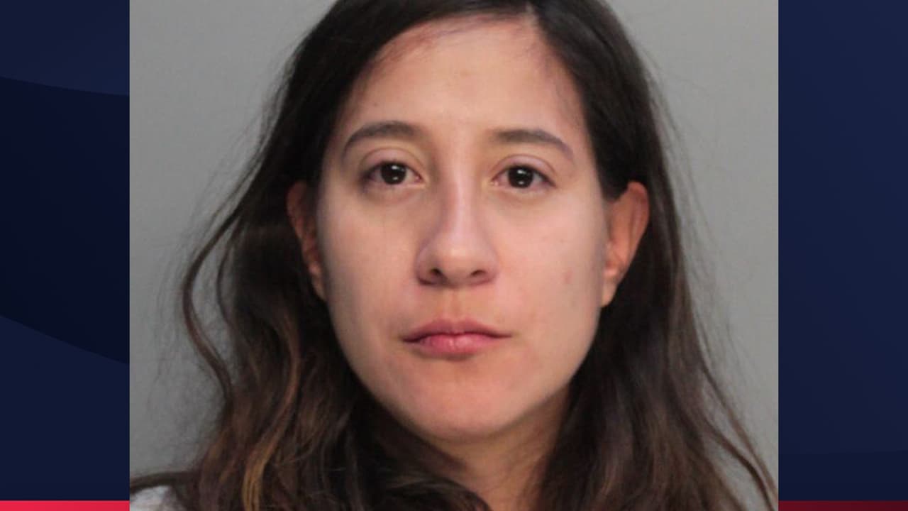 Arrestan a una mujer en Miami Beach por agredir a su pareja con un cuchillo y morderle el pene 