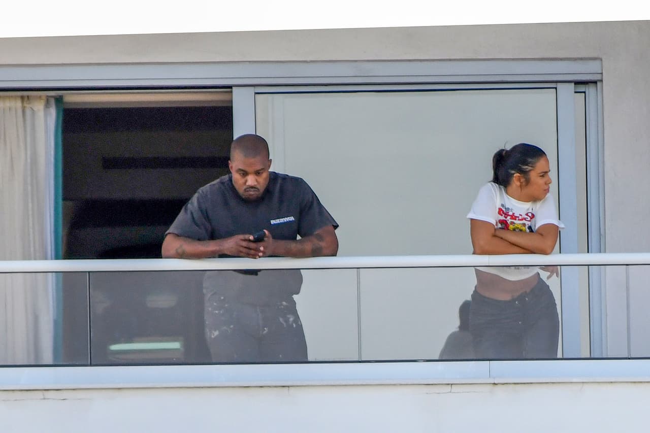 Después, pasaron tiempo juntos. El cantante parecía jugar con su teléfono y la mujer disfrutaba del paisaje.
<br>