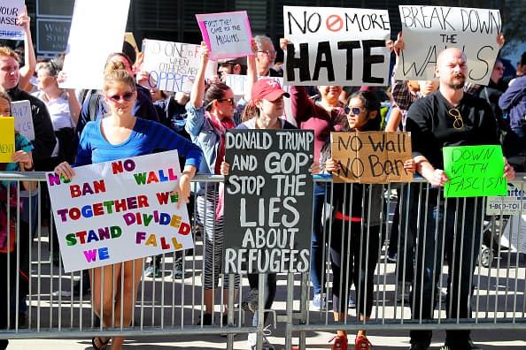 Protestan contra Donald Trump cerca de las actividades del Super Bowl LI