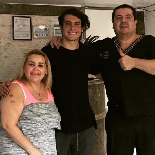 Sheyla está en constante supervisión para continuar con el proceso: "Aquí con mi doctor y cirujano plástico josé Achar #Achar @corpusandrostrum y @eduardomelchileganador de el último #bigbrother en plena recuperación yeiiiii puro ganador".