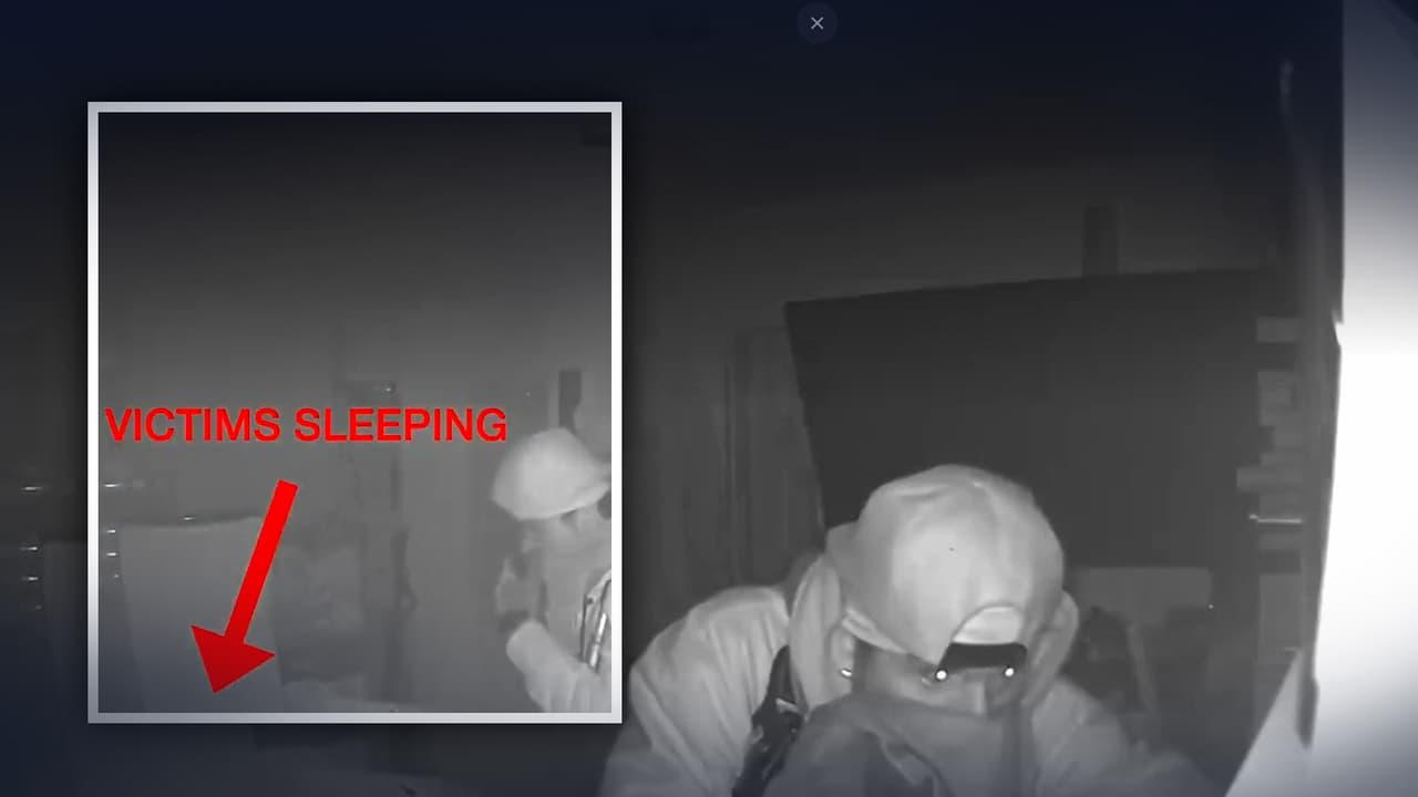 Video capta a ladrón observando fijamente a sus víctimas mientras duermen 