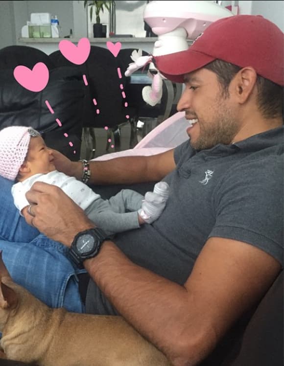 Giulietta es la bebé más feliz cuando su papá llega de trabajar y juega con ella.