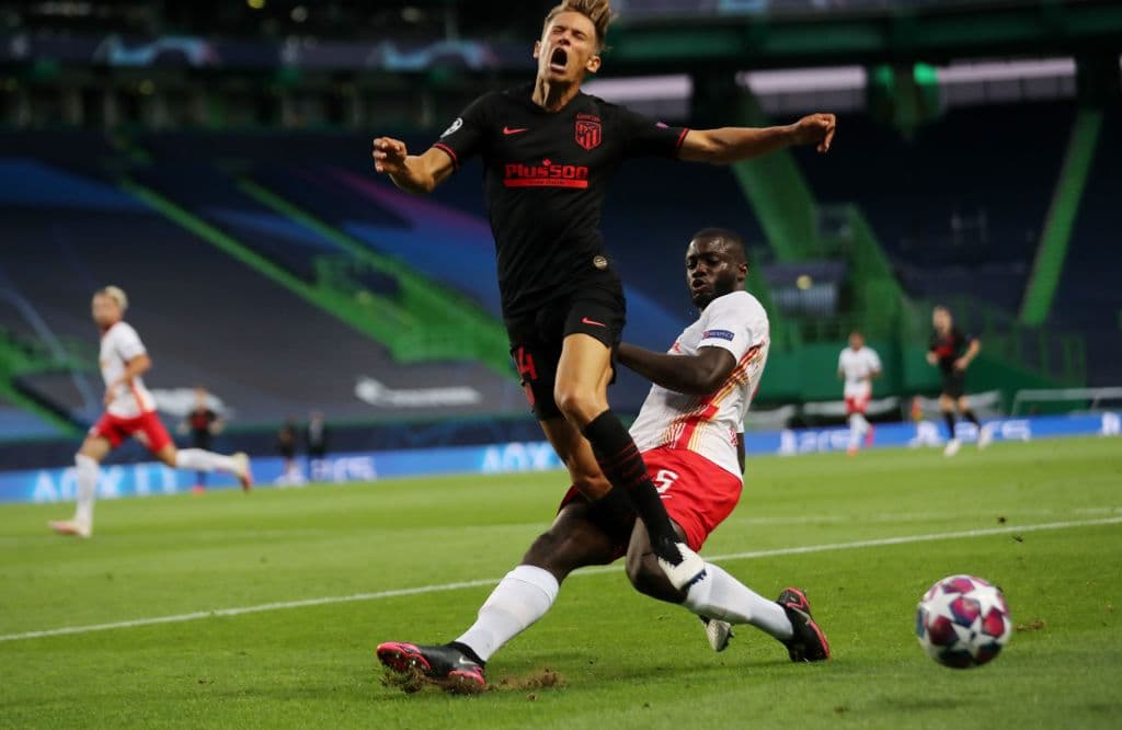 Con la intensidad de ambos equipos las faltas no podían quedarse atrás y el partido se empieza a calentar.