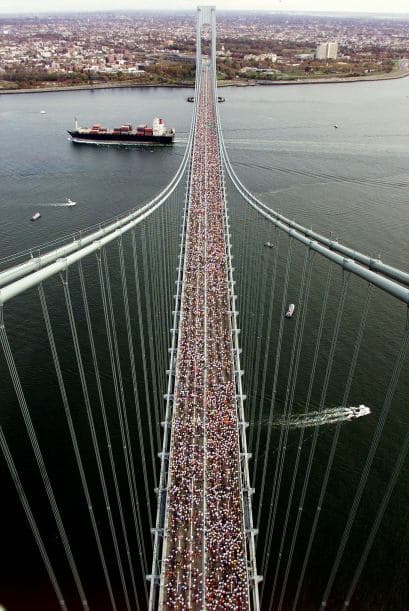 Una toma del famoso maratón de NY, en e momento en que cientos de personas cruzan corriendo el Puente de Brooklyn.