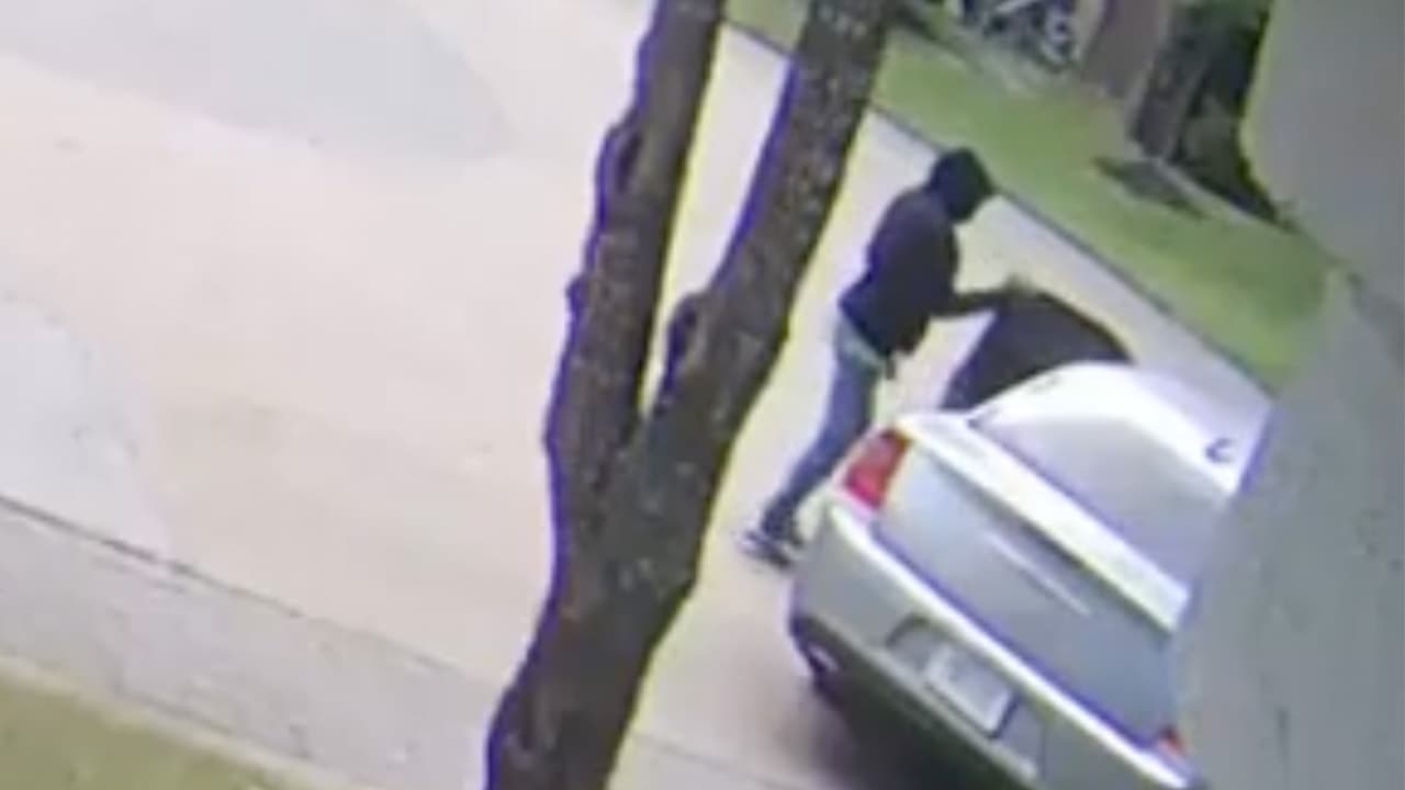Roban a un hombre cuando regresaba a casa tras retirar dinero de un banco en Houston: todo queda en video