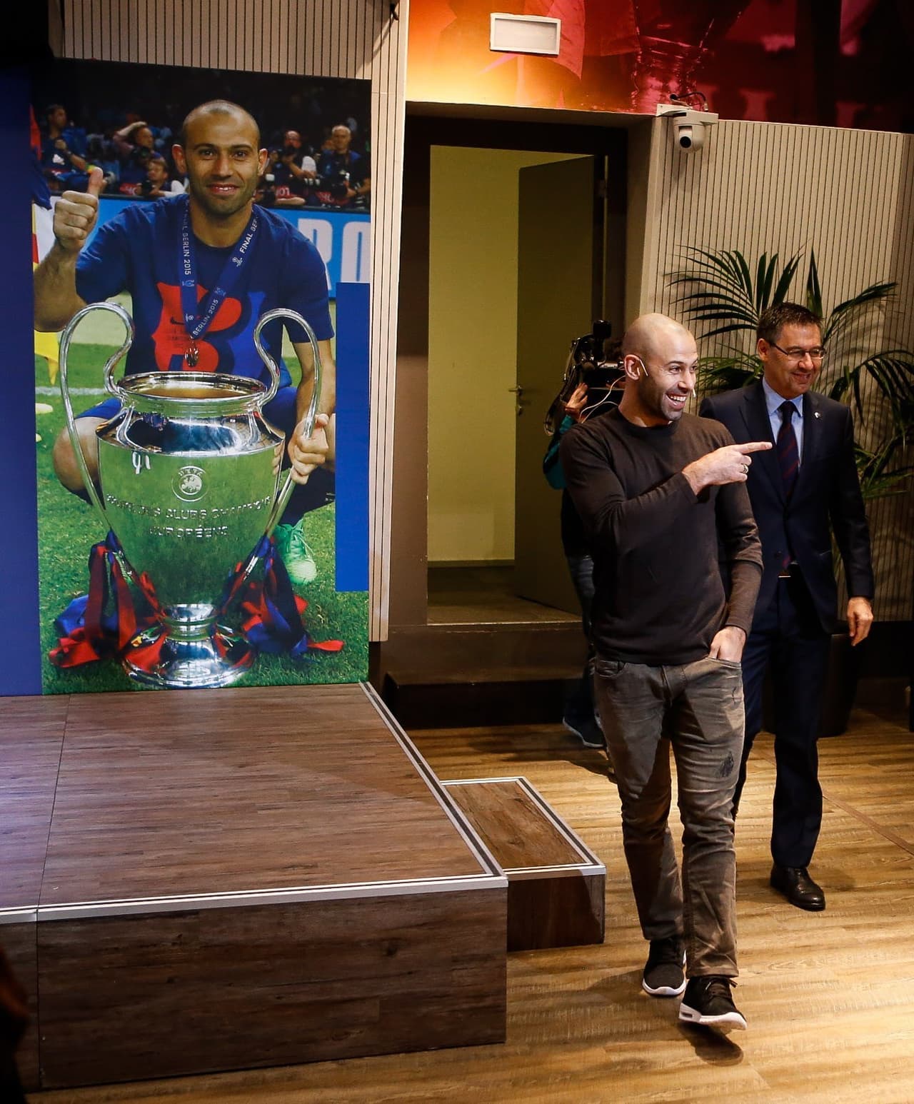 En el Auditorio 1899 se llevó a cabo la despedida institucional a Mascherano, quien llegó con una sonrisa al recinto donde lo esperaban sus compañeros de equipo.