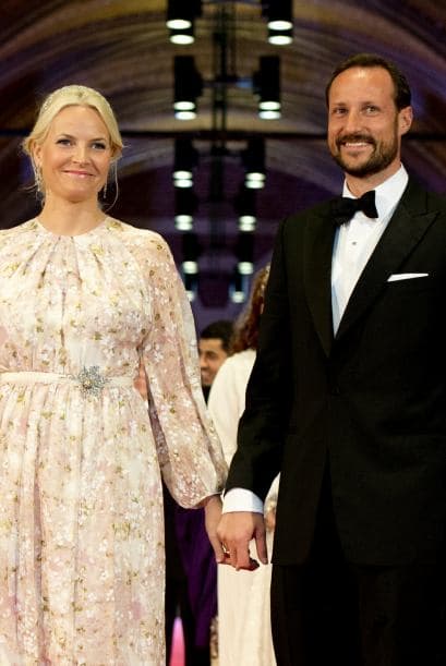 Los príncipes de Noruega, Mette-Marit y el Príncipe Haakon Magnus, son muy populares. Mette-Marit antes de casarse era madre soltera y se mantiene muy cercana al pueblo.