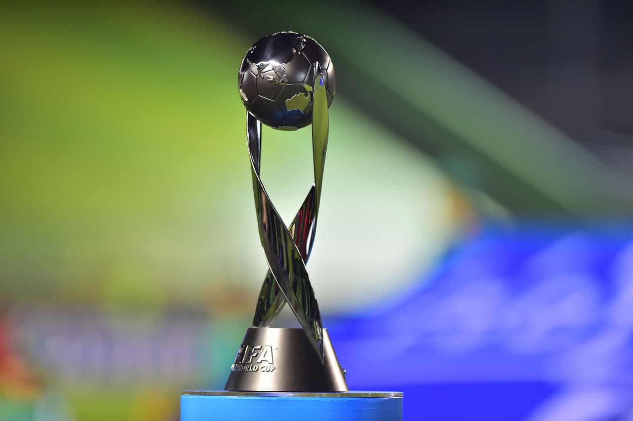 El trofeo de campeón del mundo en la categoría Sub-17.
