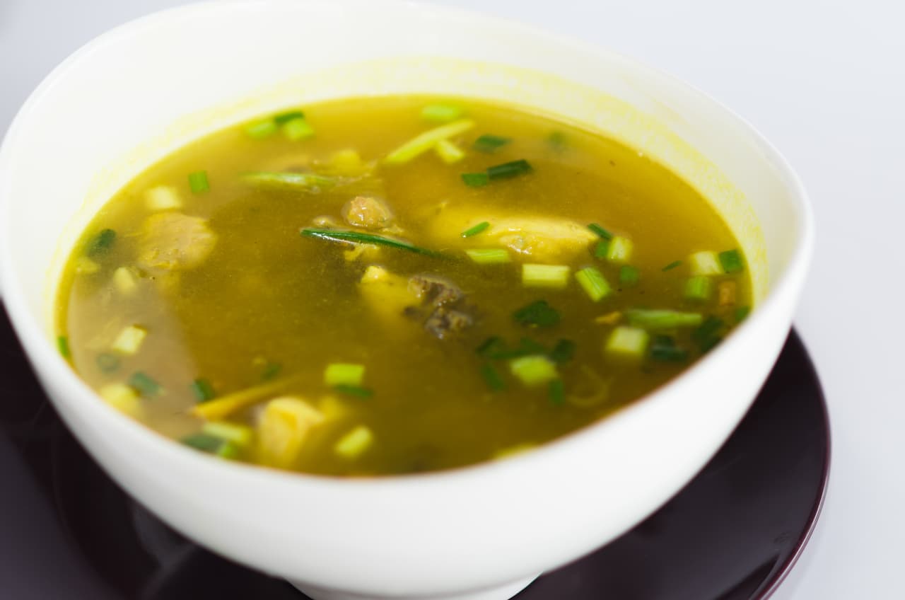 Finalmente agrega los ejotes, y los chiles chipotle, poco a poco, para que puedas controlar que tan picante deseas el caldo tlalpeño. Ahora solo deja que hierva y servir.