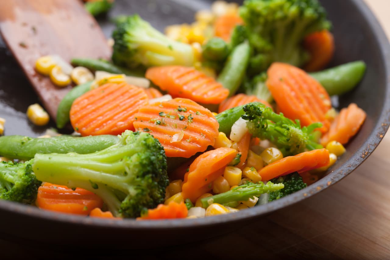 Cuando veas que el pollo está listo es momento de agregar zanahoria, calabacitas y elotes precocidos hasta que ablanden un poco. Después agrega el tomate rojo, tomate verde, cilantro y deja que hierva.