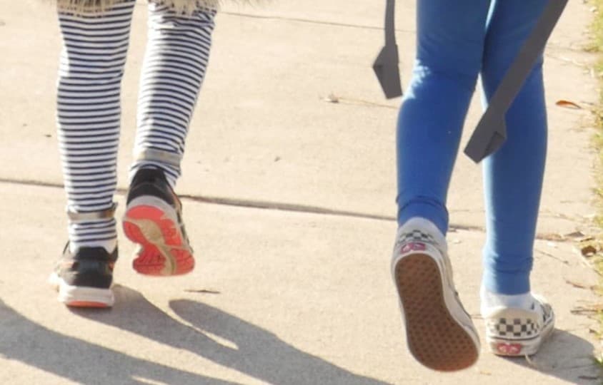 Expulsan a una niña de 8 años de un colegio por decir que estaba enamorada de una compañera