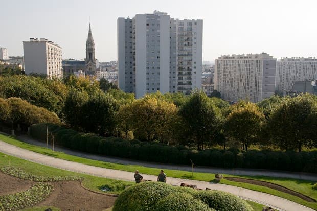 La vivienda pública de París mayormente está concentrada en el este de la ciudad, como aquí en Belleville, el cual se encuentra en el Distrito XIX de la ciudad.