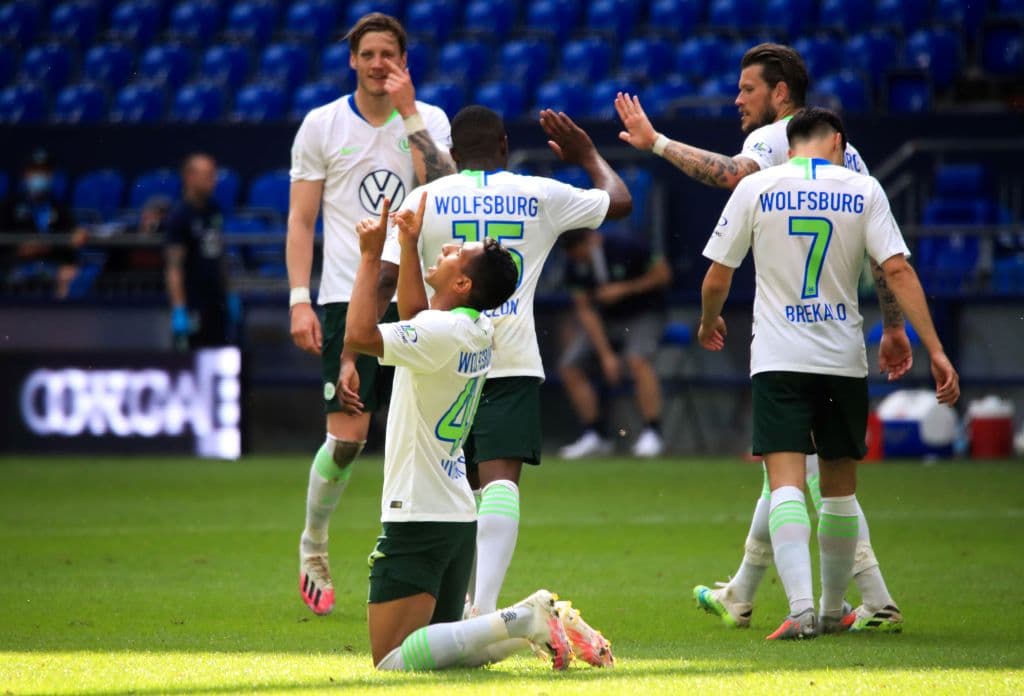 Schalke 04 1-4 Wolfsburg | Weghorst (15’, 56’), Mbabu (59’) y Victor (69’) fueron los verdugos en la goliza. Matondo (70’) descontó. Schalke se quedó en 39 puntos, mientras que los de Wolfsburgo llegaron a 49 y son sextos en la general.