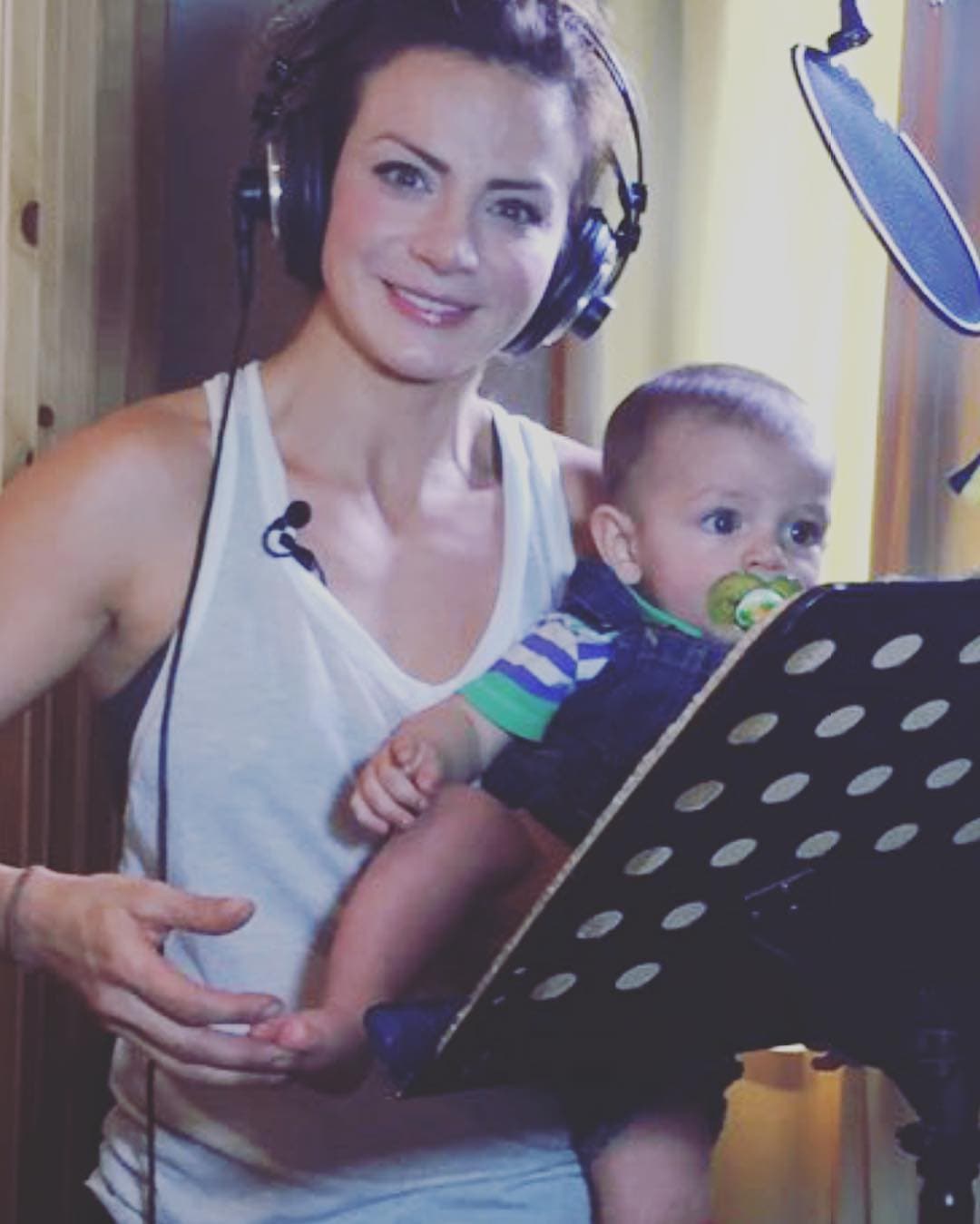 Aunque también ha demostrado que no importa que esté trabajando, León la acompaña a todas partes.