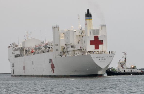 La estructura del barco mide casi los 900 pies y no está equipada con ningún armamento, por lo que atacarlo sería un crimen de guerra.