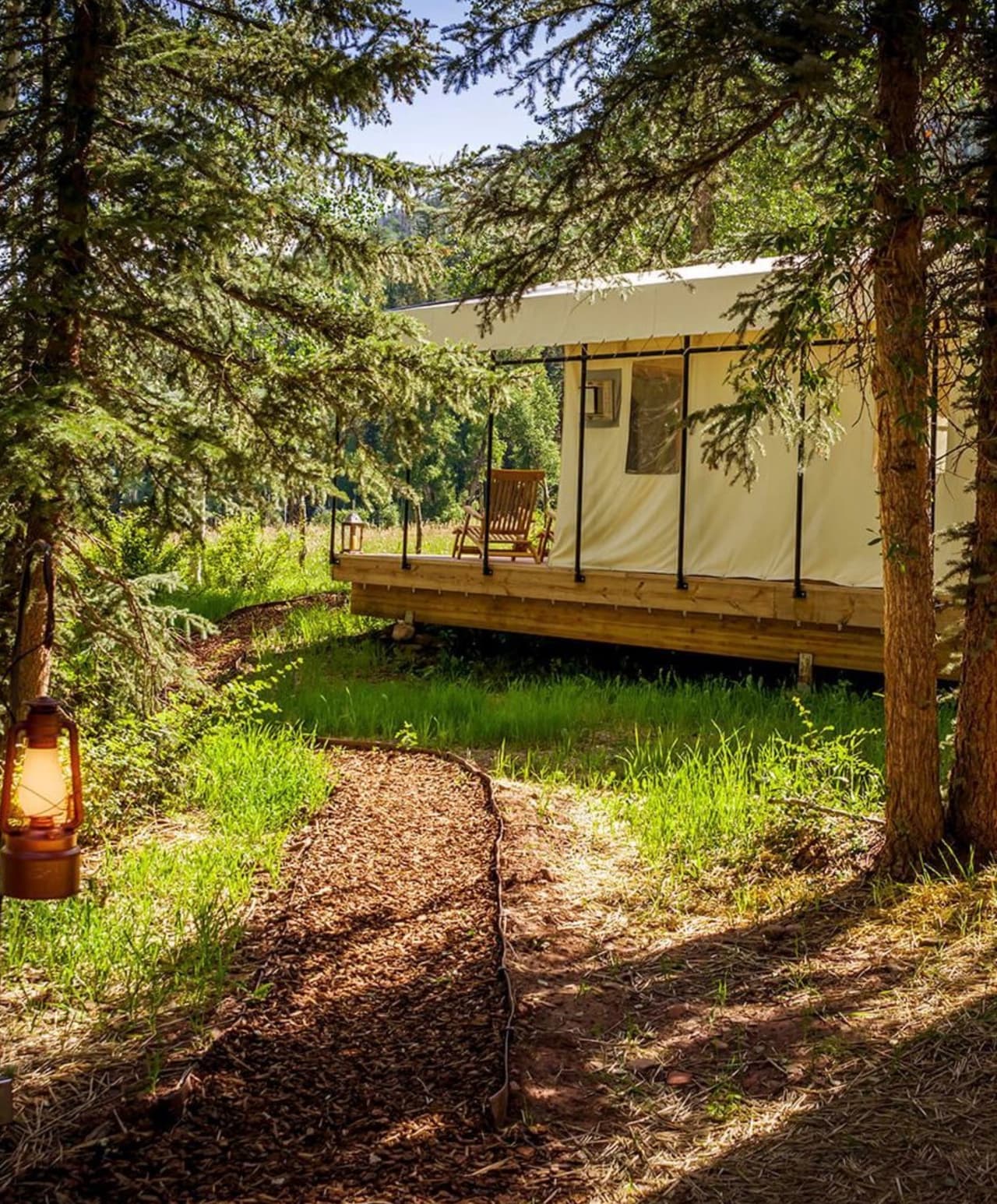 El Dunton River Camp 
<b>solo abre de junio a octubre</b> y los huéspedes pueden explorar a caballo la propiedad.
<br>