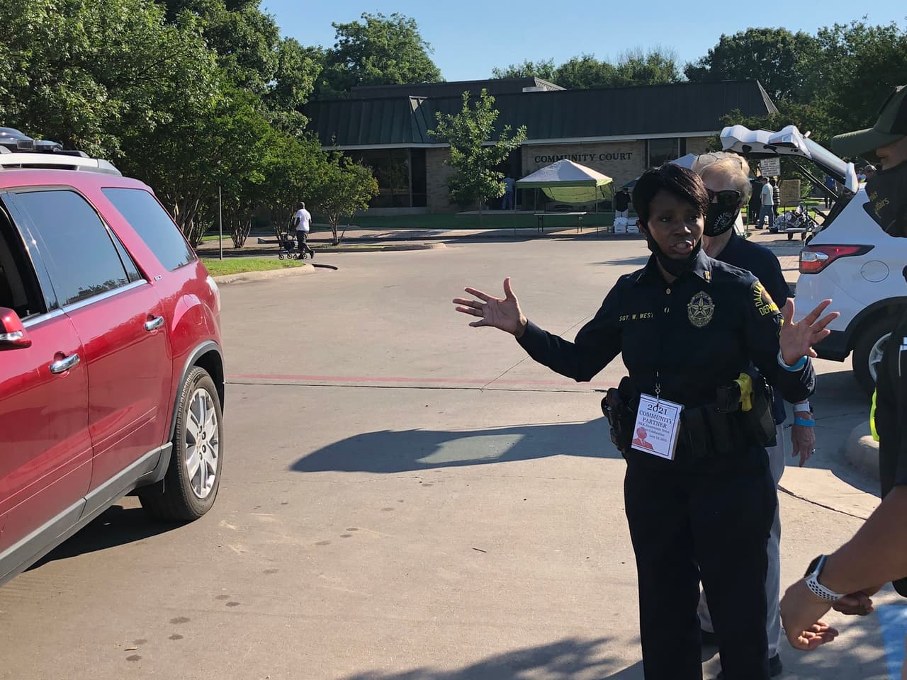 Más de 40 vendedores de alimentos participaron y también se entregó artículos para el hogar.