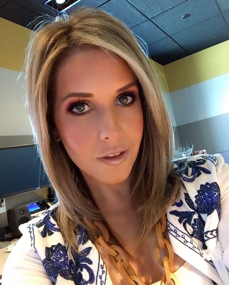 Parece que el cabello lacio es su favorito, ya que usualmente despierta temprano para alizarlo.