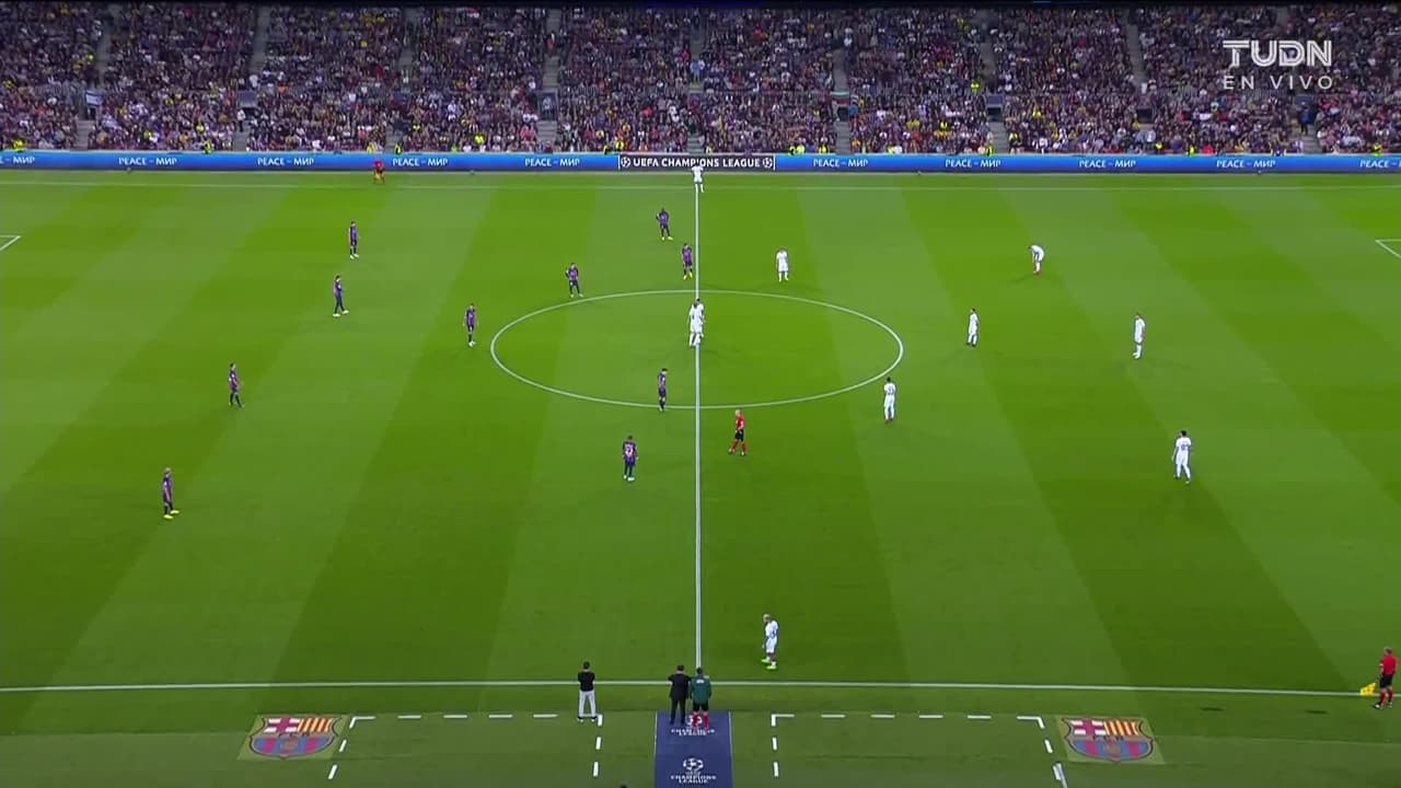 Arranca el partido y la pelota está en juego.