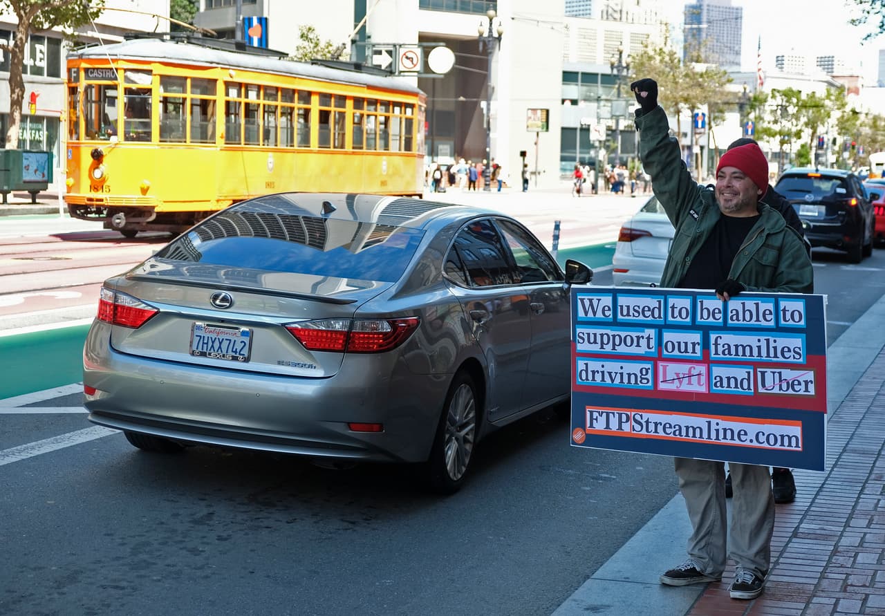 Los conductores han realizado protestas antes, pero esta fue la primera vez que usaron sus automóviles para una manifestación, lo que es esencial para su trabajo.
<br>