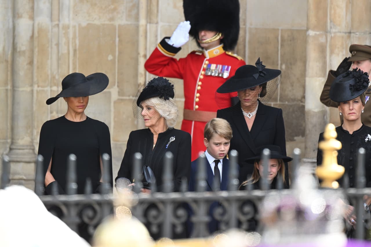 Desde el deceso de la reina Isabel hasta el reciente funeral de Estado, Meghan Markle y su esposo han estado en el foco de atención de los medios de comunicación, pese a que en los actos celebrados para la monarca han quedado en segundo término tras su renuncia. 
<br>