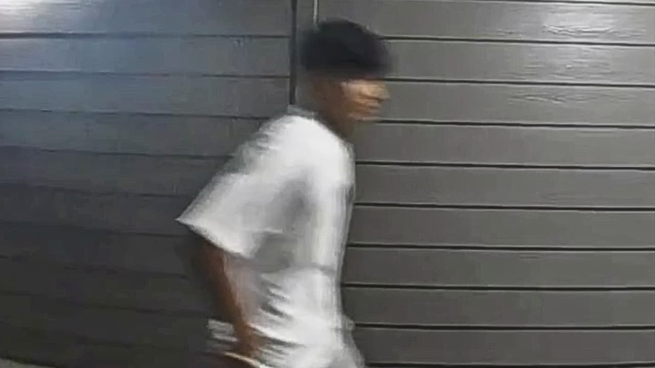 Imagen captada por una cámara de seguridad del hombre que la policía busca identificar como sospechoso en los robos de bolsos reportados en un complejo de apartamentos de Fort Worth.