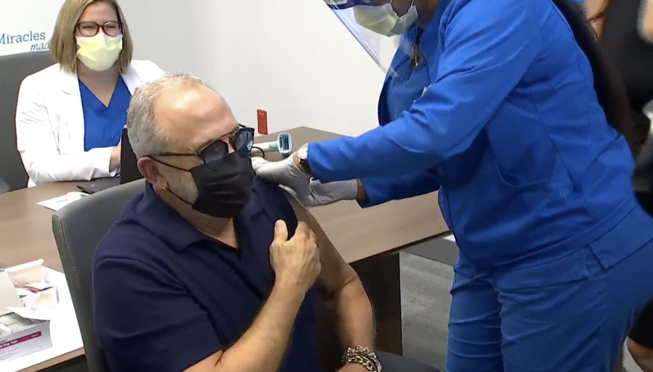 Hospital Jackson comienza la vacunación de ancianos en Miami-Dade