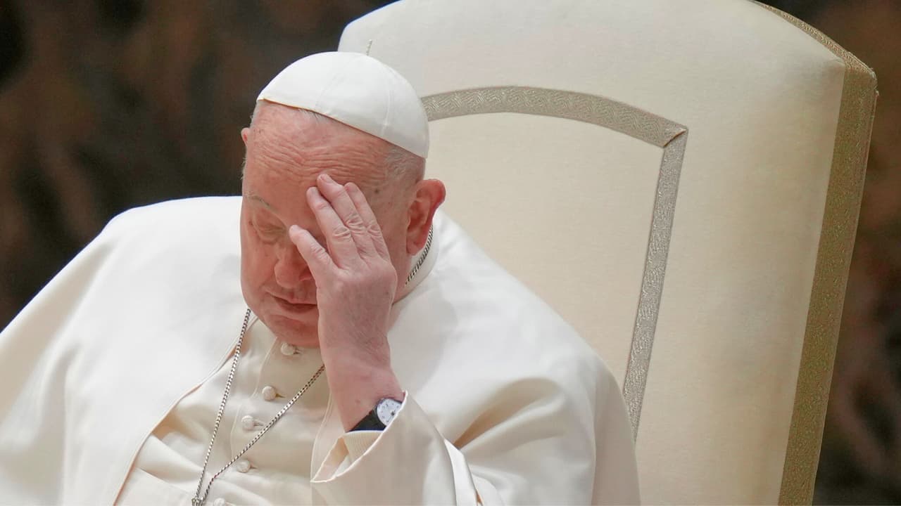 El 23 de febrero, fuentes del Vaticano confirmaron que 
<b>el Papa sigue siendo tratado con oxígeno suplementario, a pesar de que su crisis asmática</b>, que comenzó el 22 de febrero, parece haber disminuido. Su condición, sin embargo, sigue siendo crítica, y
<b> los médicos han emitido un pronóstico reservado, lo que genera preocupación por su salud.</b>