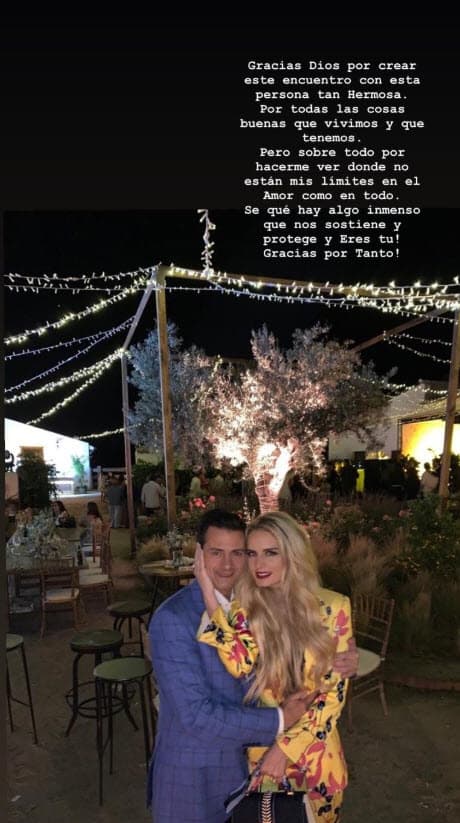 Un mes más tarde, en julio, la modelo compartió algunas imágenes en Instagram donde están juntos y aprovecha para agradecer a Dios "por crear este encuentro con esta persona tan hermosa", se lee en el mensaje.